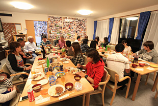 石巻仮設グループホームで宿泊体験、被災者と夕食