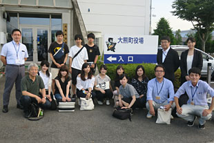 大熊町役場で記念撮影、この後、帰還困難区域、福島第一原発視察